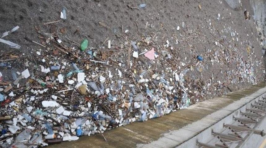 Karadeniz ‘de Dev Dalgalar ,dere Ağzını Kumla Kapladı