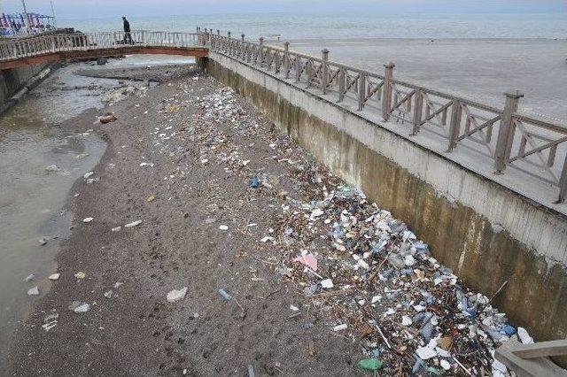 Karadeniz ‘de Dev Dalgalar ,dere Ağzını Kumla Kapladı