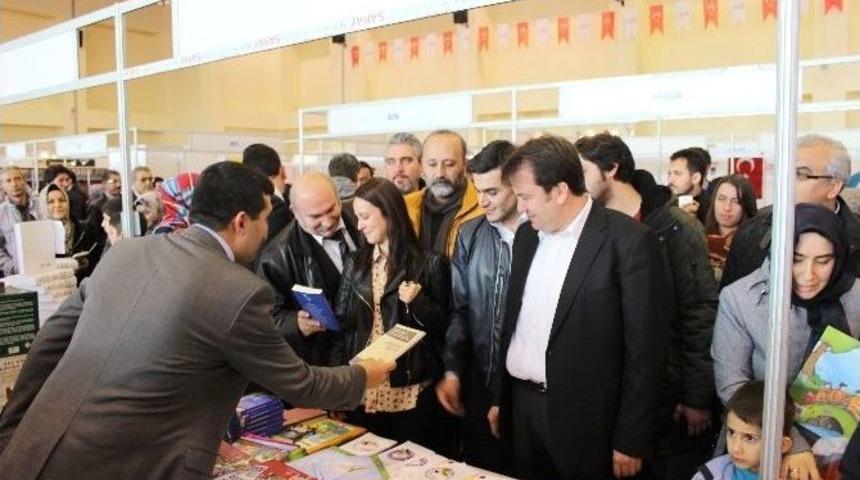 Yedi G&uuml;zel Adam Oyuncuları Kitap Fuarına Hayran Kaldı