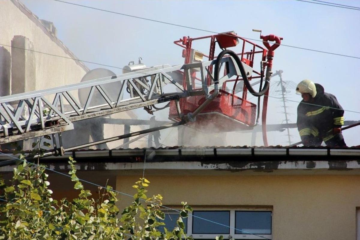 Mazot Tankeri Tutuştu, Evin &Ccedil;atısı K&uuml;l Oldu