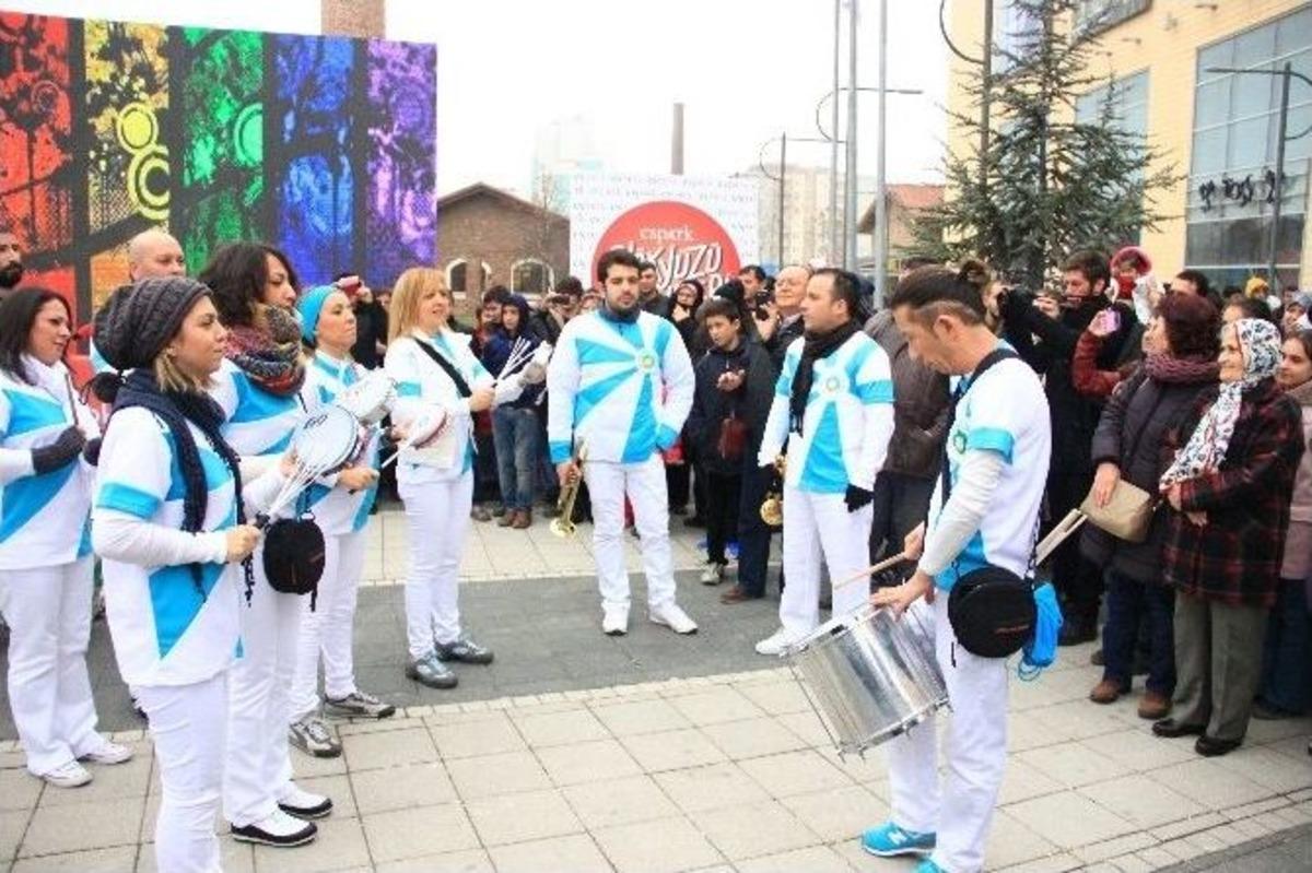 G&ouml;ky&uuml;z&uuml;nden Atılan Hediyeler İzdihama Neden Oldu