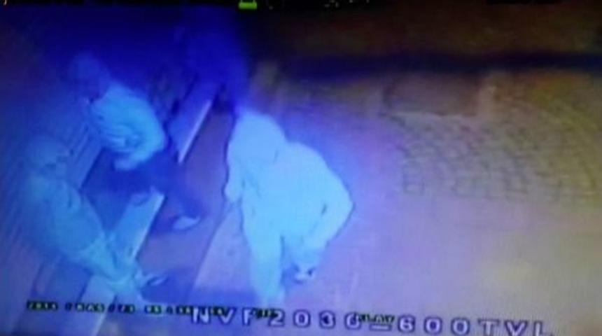 Cam Kırarak Telefon &Ccedil;alan Hırsızlar Yakalandı