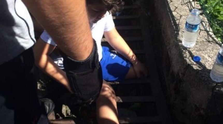 Bacağı Mazgala Sıkışan &Ccedil;ocuğu İtfaiye Kurtardı