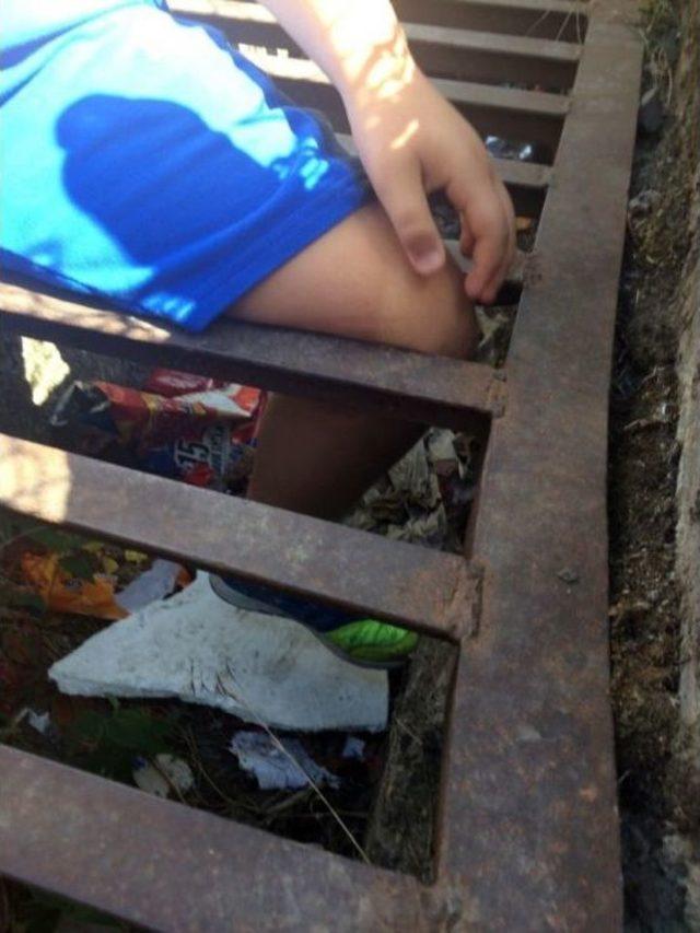 Bacağı Mazgala Sıkışan &Ccedil;ocuğu İtfaiye Kurtardı 1