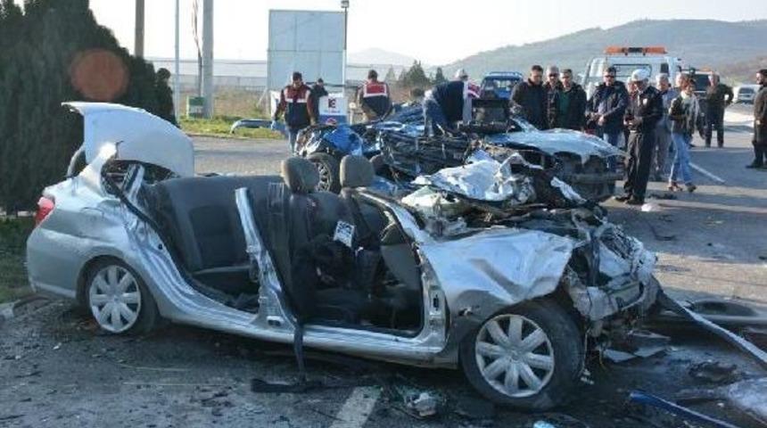 Lastiği Patlayan Otomobil Karşı Şeride Ge&ccedil;ti: 6 &Ouml;l&uuml;, 1 Yaralı (2)