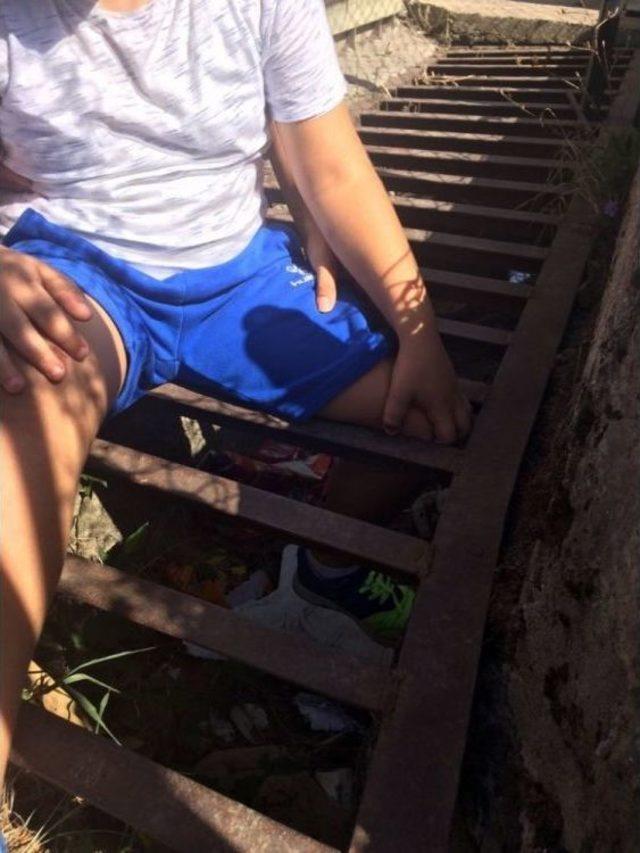 Bacağı Mazgala Sıkışan &Ccedil;ocuğu İtfaiye Kurtardı 2