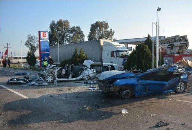 Lastiği Patlayan Otomobil Karşı Şeride Geçti: 6 Ölü, 1 Yaralı (2) 2