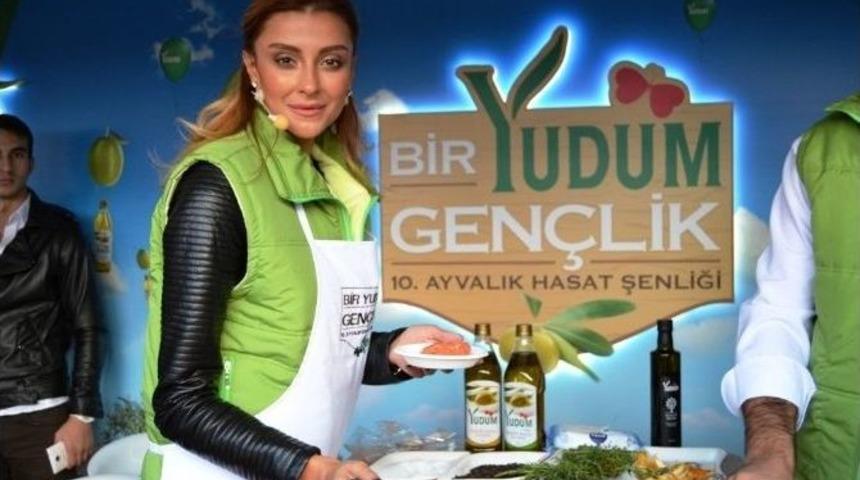 &Uuml;nl&uuml; Manken &Ouml;zge Ulusoy Ayvalıklılara Zeytin Yağlı Somon Balığı İkram Etti