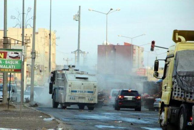 Silopi de Yol Kesen Pkk lı Gruba M&uuml;dahale Eden Polislere Molotof Ve Ses Bombası (2) 2