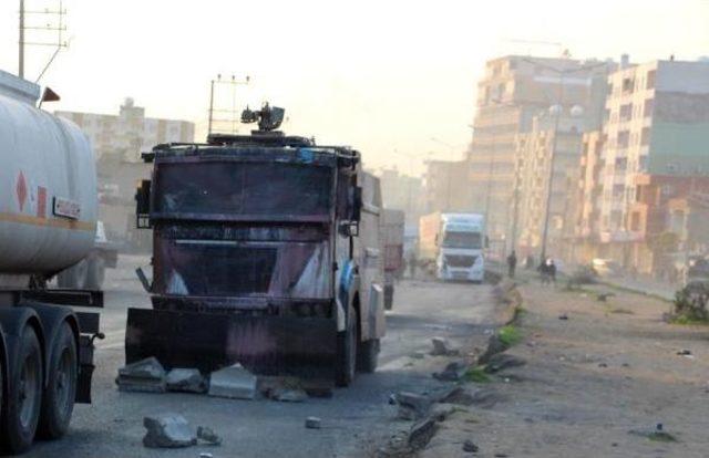 Silopi de Yol Kesen Pkk lı Gruba M&uuml;dahale Eden Polislere Molotof Ve Ses Bombası (2) 3