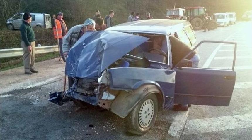 Otomobille Trakt&ouml;r &Ccedil;arpıştı: 2 Yaralı