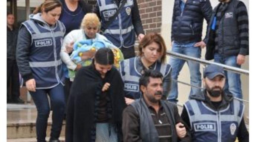 Bebekleriyle Cezaevine Girdiler