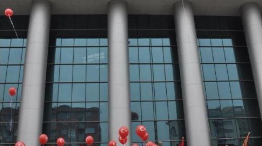 Adliye &Ouml;n&uuml;nde Balonlu Protesto