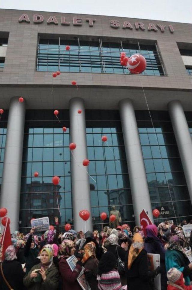 Adliye Önünde Balonlu Protesto