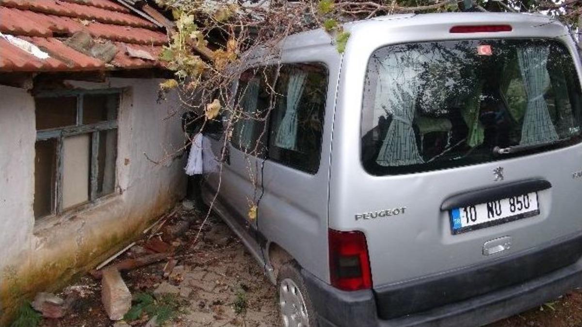 D&uuml;ğ&uuml;n Konvoyundaki Ara&ccedil; Freni Boşalınca Boş Eve Girdi