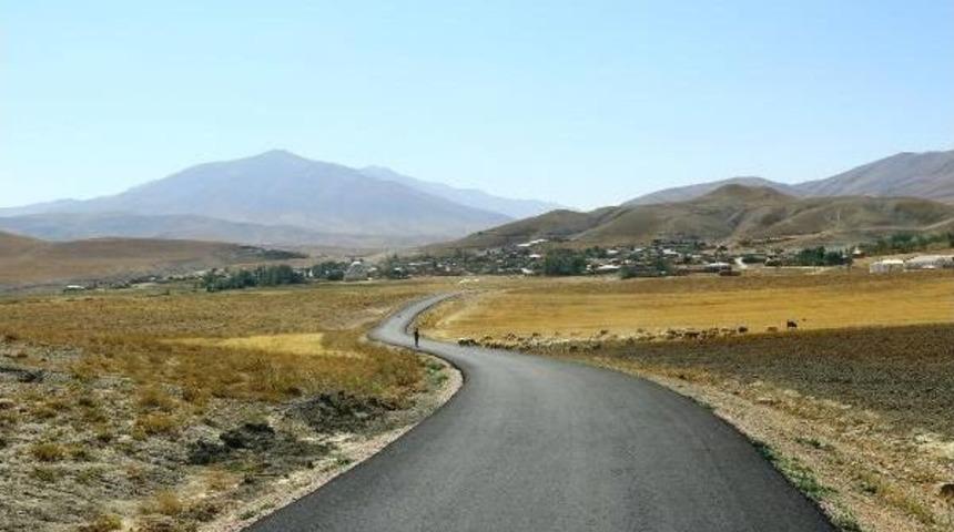 G&uuml;rpınar'ın Kırsal Mahallelerinin Yolları Ilk Kez Asfaltlandı