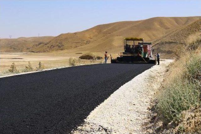 Gürpınar'ın Kırsal Mahallelerinin Yolları Ilk Kez Asfaltlandı