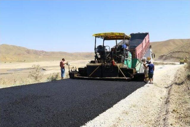 Gürpınar'ın Kırsal Mahallelerinin Yolları Ilk Kez Asfaltlandı