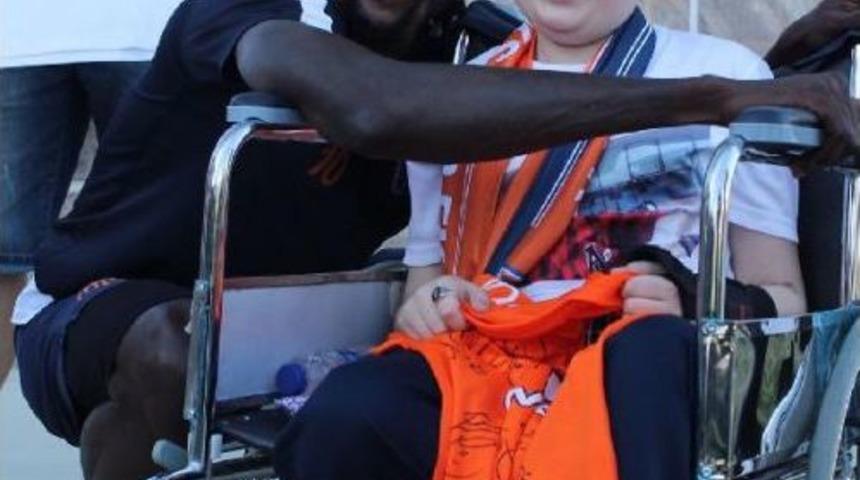 Medipol Başakşehirli Futbolcular, Onkoloji Hastalarına Moral Verdi