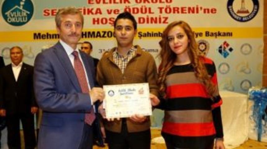 &lsquo;evlilik Okulu&rsquo; Sertifika Ve &Ouml;d&uuml;l T&ouml;reni Yapıldı