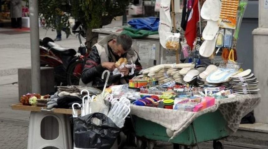 Sokak &Ccedil;alışanlarının Soğukla M&uuml;cadelesi
