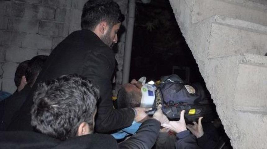 Polis, Hırsızlık Ş&uuml;phelisi Ararken &Ccedil;atıdan D&uuml;ş&uuml;p Yaralandı