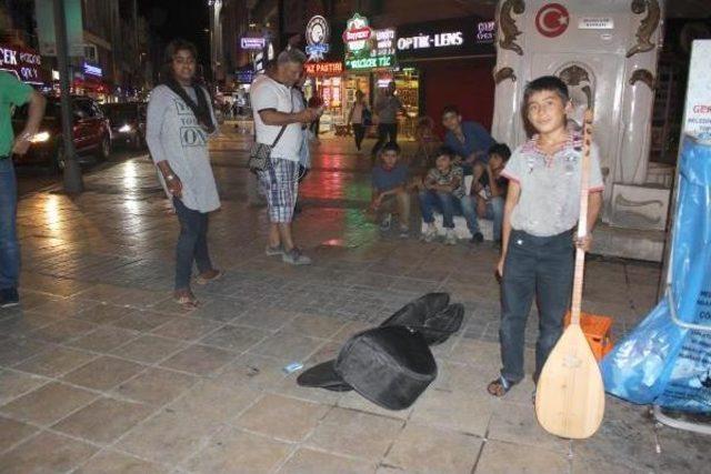 Boyu Kadar Bağlamayla Sokak Sanatçılığı Yapıyor