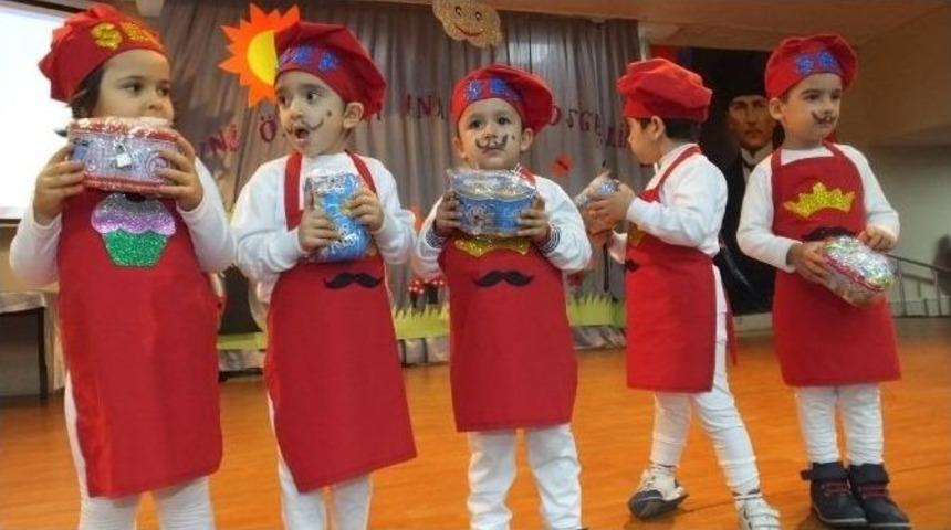 Burhaniye&rsquo; De Minik &Ouml;ğrencilerin G&ouml;sterileri Coşturdu