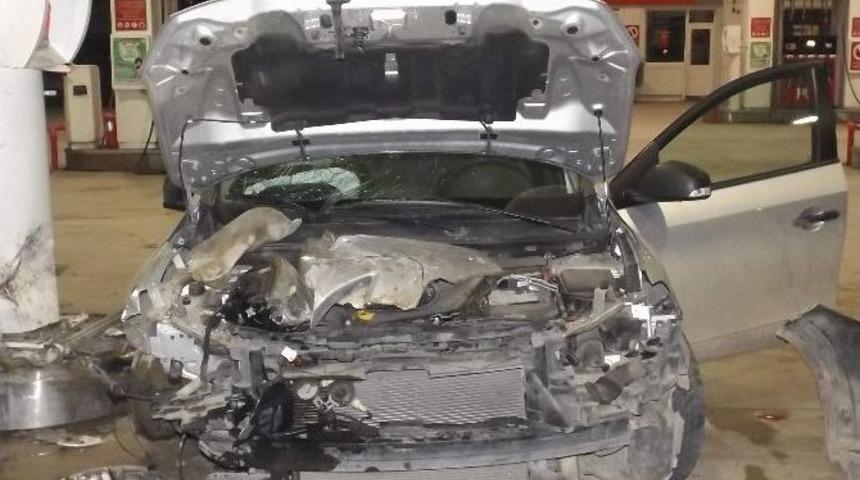 Bursa&rsquo;da Otomobil Akaryakıt İstasyonuna Daldı: 5 Yaralı