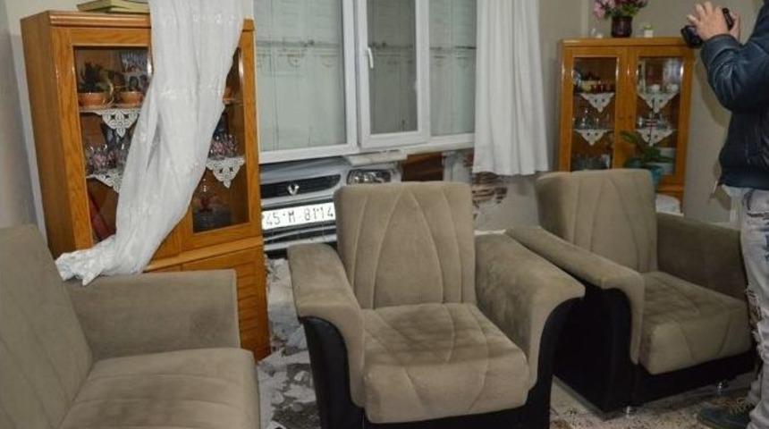 Otomobil Evin Duvarına &Ccedil;arparak Durabildi