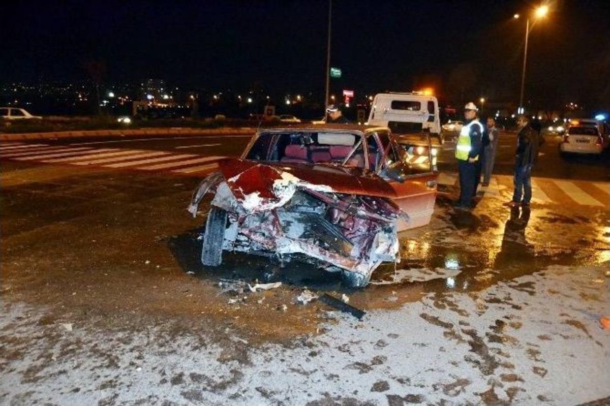 İki Otomobil Kafa Kafaya &Ccedil;arpıştı: 7 Yaralı
