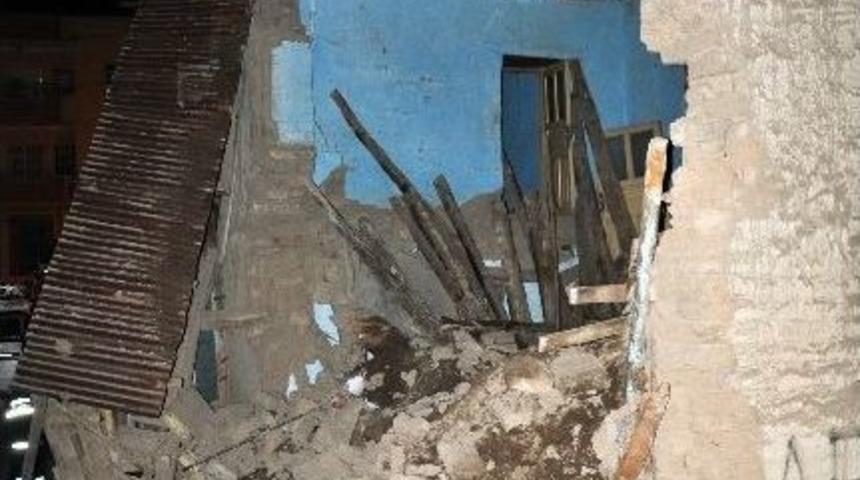 Kerpi&ccedil; Evin Duvarı &Ccedil;&ouml;kt&uuml;: 2 Yaralı
