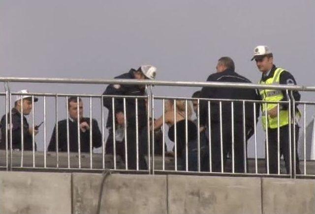 (özel Haber) Polis, İntihar Etmek İsteyen Kadını Böyle Kurtardı 1