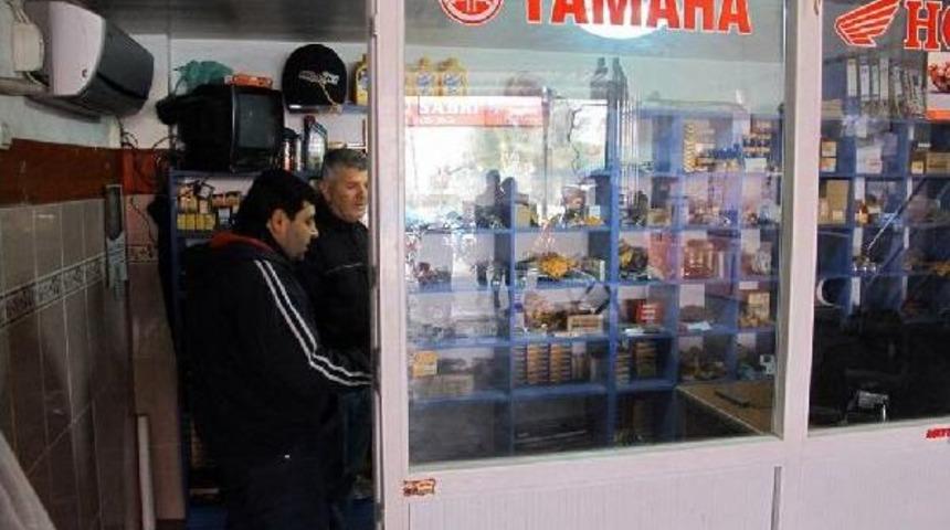 Motosiklet Tamir Servisinden 3 Bin Tl Ve 8 &Ccedil;eyrek Altın &Ccedil;alındı