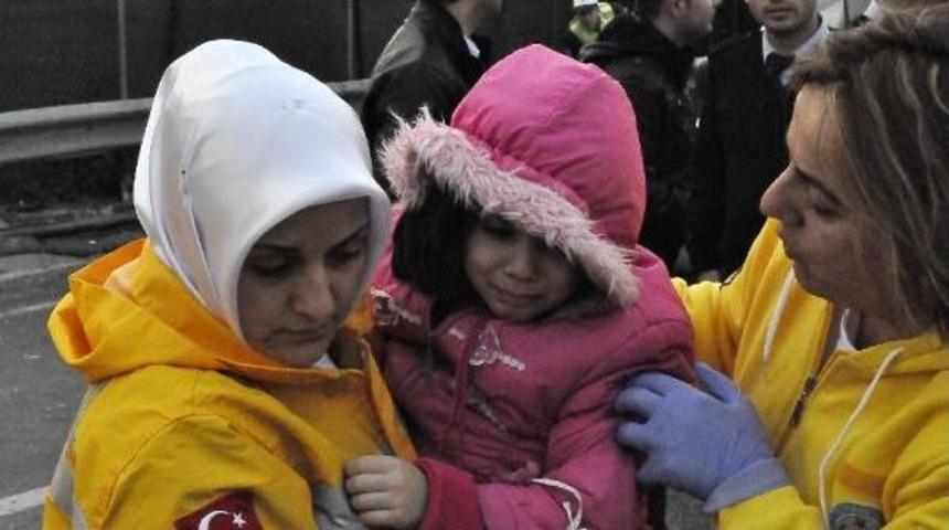 Ey&uuml;p'te Kaza: 1'i Ağır 5 Yaralı;  Yara Almadan Kurtulan K&uuml;&ccedil;&uuml;k Kız Uzun S&uuml;re Ağladı