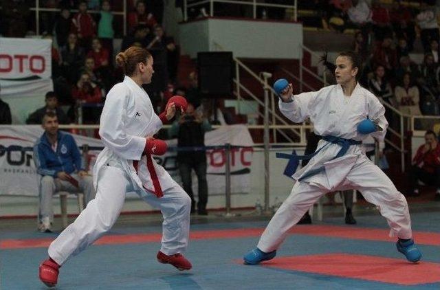 Hendek Belediyesi Karate Takımından Başarılı Performans