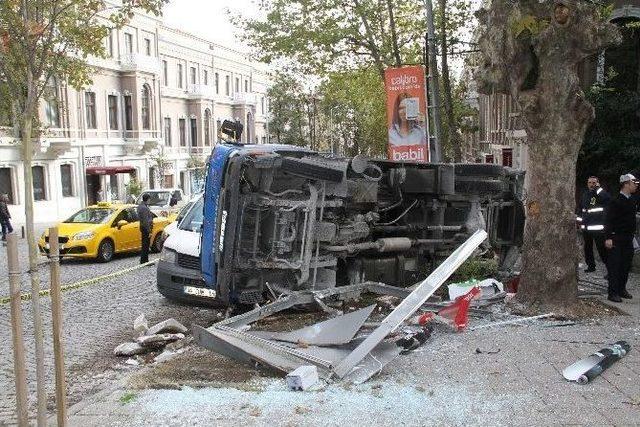 Beşiktaş’ta Freni Patlayan Vinç Paniğe Neden Oldu