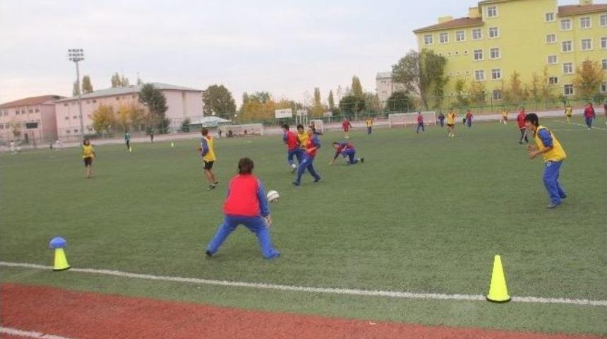 Bayan Futbolcular Şampiyonluk İ&ccedil;in Ter D&ouml;k&uuml;yor