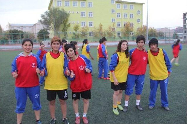 Bayan Futbolcular Şampiyonluk İçin Ter Döküyor