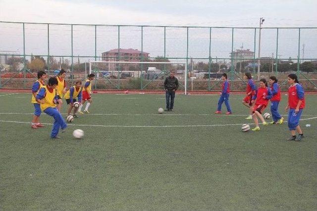 Bayan Futbolcular Şampiyonluk İçin Ter Döküyor