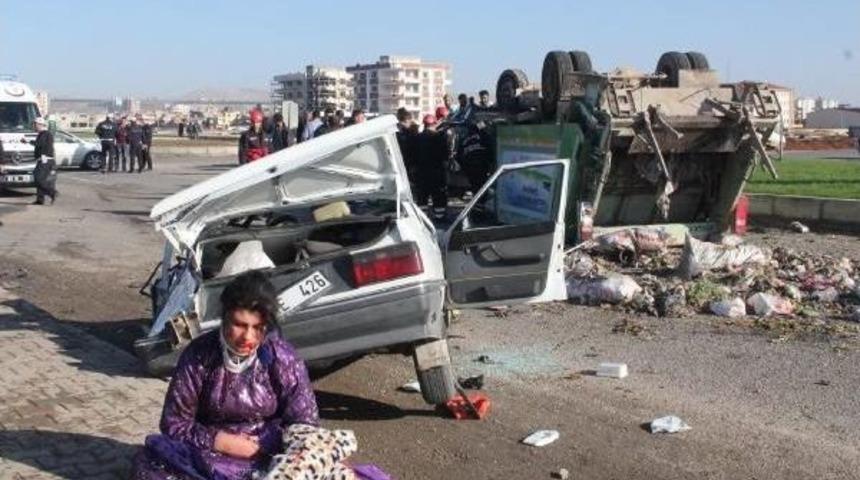 &Ccedil;&ouml;p Kamyonu İle Otomobil &Ccedil;arpıştı: 1 &Ouml;l&uuml;, 8 Yaralı