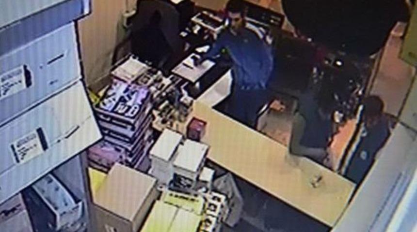 Telefon Hırsızı, G&uuml;venlik Kamerasına Yakalandı