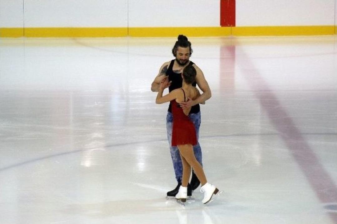 İlhan Mansız Ve Partneri Olga&rsquo;nın Buzda Dansı Nefes Kesti