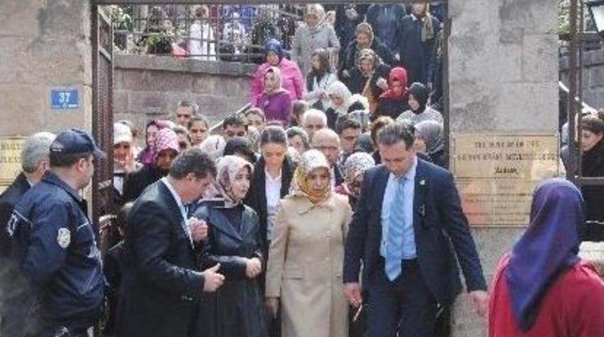Başbakan Davutoğlu&rsquo;nun Eşi Sare Davutoğlu, Ak Partili Kadınlara Memleketinin Tarihi Ve Turistik Mekanlarını Gezdirdi