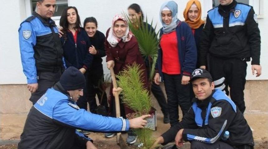 Polisler &Ouml;ğrencilerle Beraber Fidan Dikti