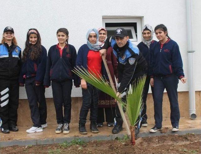 Polisler &Ouml;ğrencilerle Beraber Fidan Dikti 1