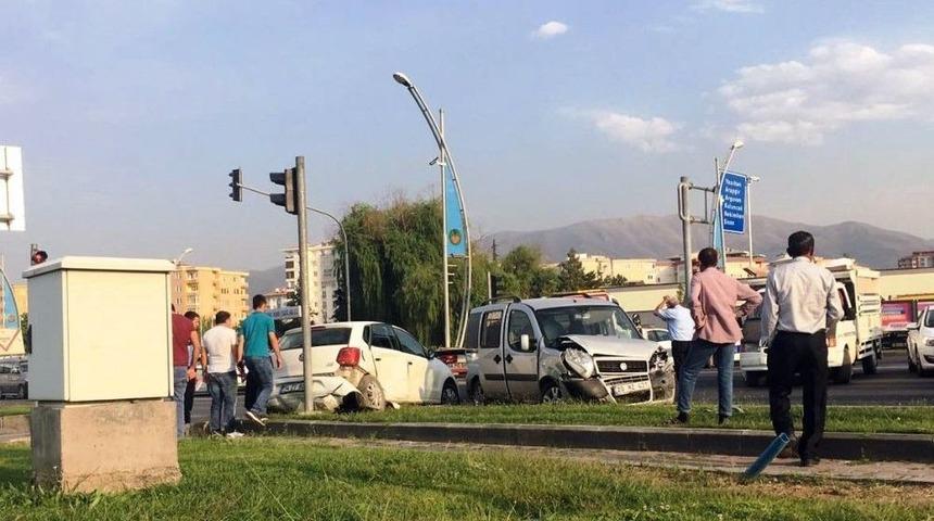 Malatya&rsquo;da Kaza: 2&rsquo;si Bebek 12 Yaralı