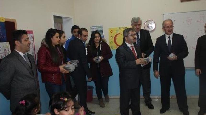 &Ouml;sym Sınavında Toplanan Kalemler İlkokul &Ouml;ğrencilerine Dağıtıldı