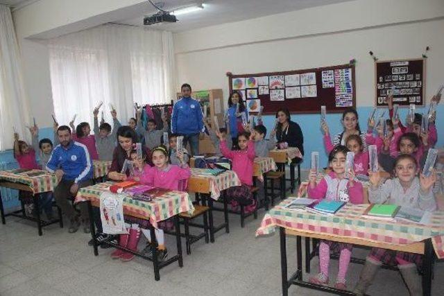 Ösym Sınavında Toplanan Kalemler İlkokul Öğrencilerine Dağıtıldı