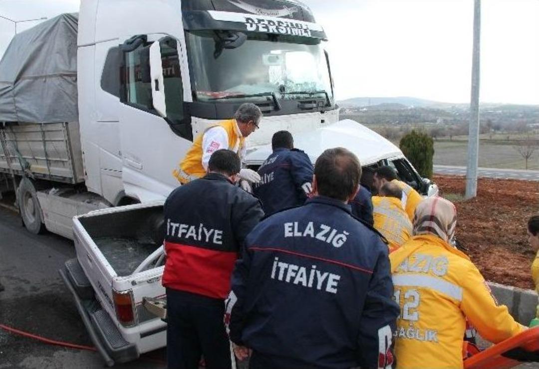 Tır, Kamyonete &Ccedil;arptı: 4 &Ouml;l&uuml;